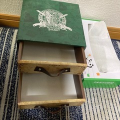 ユニバ お菓子の箱 進撃の巨人の画像