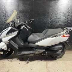 ★支払総額4.5万円★定休日なし！いつでも現車確認可能です！！ キムコ ダウンタウン 白 社外リアキャリア！ 車格大きい125cc！ 前後ディスクブレーキ！ 高年式！！ 4ストインジェクション！の画像