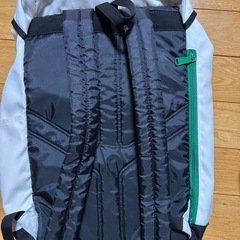 adidasと24カラッツのリュックの画像