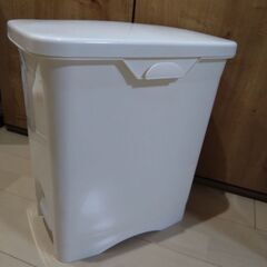 【美品】蓋つきゴミ箱24×40×41cm