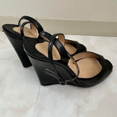 Christian Louboutin✴︎裏張済✴︎ストラップサンダル✴︎36.5の画像
