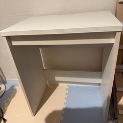 白いテーブル