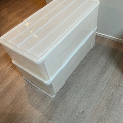 プラスチック衣装ケース　２個の画像