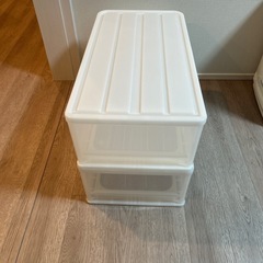 プラスチック衣装ケース　２個の画像