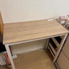 木目調デスクの画像