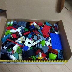 大量のLEGOパーツセット フィギュア付き