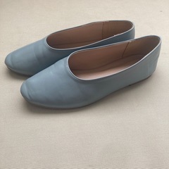 落ち着いた水色のパンプス
