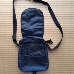 ネイビー ショルダーバッグ フロントポケット付きの画像