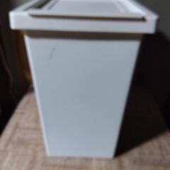白い　ゴミ箱　　　