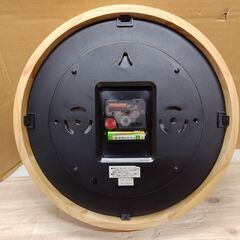 掛け時計　ニトリ　木枠フレーム　葉のモチーフ　丸型　直径30㎝の画像