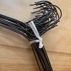 針金ハンガーとスラックスハンガー　洗濯バサミの画像