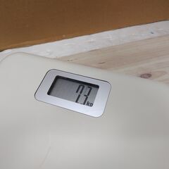 体重計　タニタ デジタルヘルスメーター ホワイト HD-661-WH 　●薄さ35mmで収納に便利●持ち運びに便利な軽量設計(990g)●乗るとスイッチが入るステップオンタイプの画像