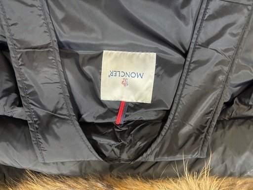 シーズン終わり
の為格安でお譲りします。モンクレールCluny サイズ1女性の方でも着れます。