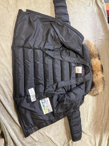 シーズン終わり
の為格安でお譲りします。モンクレールCluny サイズ1女性の方でも着れます。
