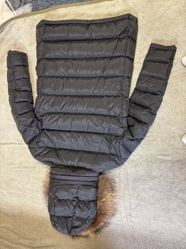 シーズン終わり
の為格安でお譲りします。モンクレールCluny サイズ1女性の方でも着れます。