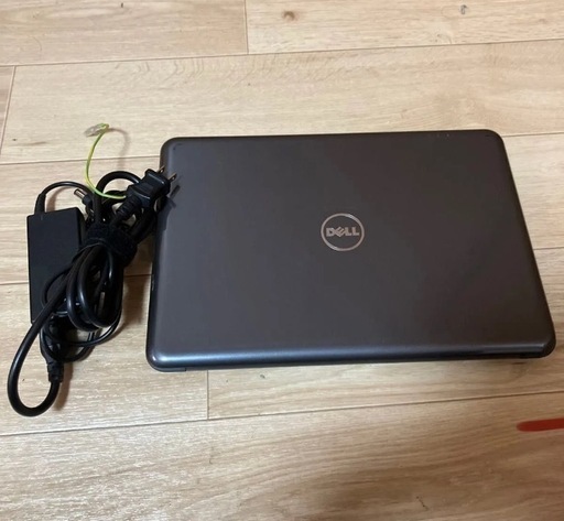 DELLノートパソコン13インチ YouTube もサクサクにうごぎす。1部ひび割れあり第7世代i5 SSD128GBメモリ2GB