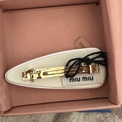 miumiu ヘアピン ヘアクリップ パテントレザー ホワイト ミュウミュウの画像