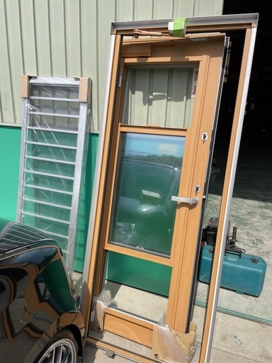 （決まりました）近場でしたら無料で運搬します。YKK新品ドアリモ勝手口