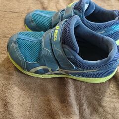 adidas子供シューズの画像