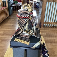 鎧兜飾り（鎧びつ付き）【町田市再生家具】250069の画像