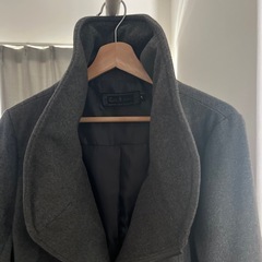 えり部分を自由自在に形を作れるコートの画像