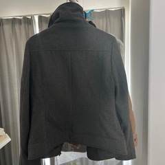 えり部分を自由自在に形を作れるコートの画像