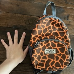 キリン柄のリュックの画像