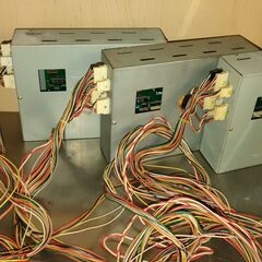 パチスロ用アミューズメント制御基盤　パチスロ用アミューズ基盤　デジタル表示板　100円コインセレクター　繋ぐ配線各種　中古　ゲームセンターで使用していたキャビネットから外した物です。1セット3000円の画像