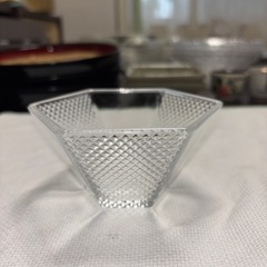 少しレトロなガラス食器の画像