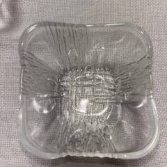 少しレトロなガラス食器の画像