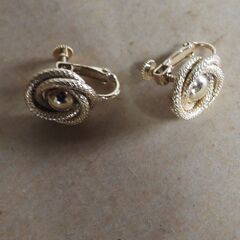 ピアス3個とネックレス、お洒落、ファッションの画像