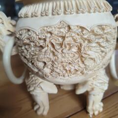 骨董　象牙風　三つ足　彫刻香炉　双耳　獅子蓋の画像