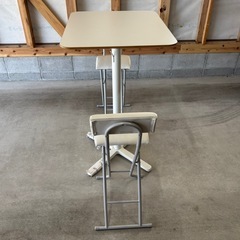 テーブルとイスの画像