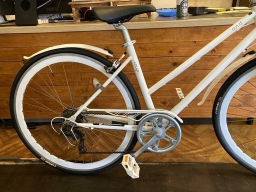 【SALE！4月中防犯登録無料！前後タイヤ・後輪チューブ新品！】泥除け付き 7段変速　700×28cクロスバイク　ホワイト