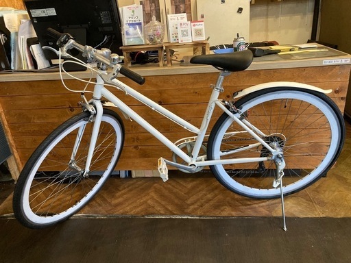 【SALE！4月中防犯登録無料！前後タイヤ・後輪チューブ新品！】泥除け付き 7段変速　700×28cクロスバイク　ホワイト