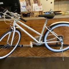 【SALE！4月中防犯登録無料！前後タイヤ・後輪チューブ新品！】泥除け付き 7段変速　700×28cクロスバイク　ホワイトの画像