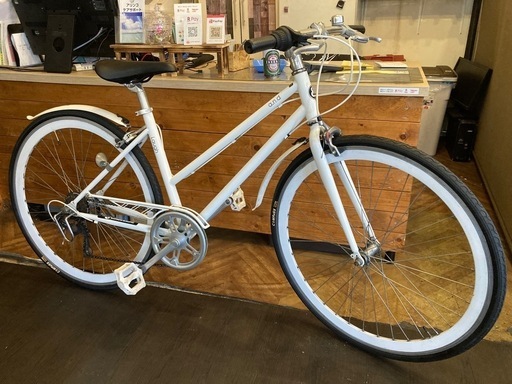 【SALE！4月中防犯登録無料！前後タイヤ・後輪チューブ新品！】泥除け付き 7段変速　700×28cクロスバイク　ホワイト