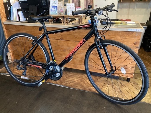 【SALE！8月末まで防犯登録無料！訳あり！PROGEAR 後輪タイヤ・後輪チューブ新品！】 LEDオートライト　3×7速　700×28cクロスバイク　ブラック SALE！8月末まで防犯登録無料！訳あり！PROGEAR 後輪タイヤ・後輪