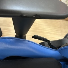 杉無垢の電動昇降デスクと椅子のセットの画像