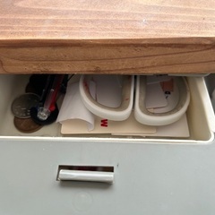 杉無垢の電動昇降デスクと椅子のセットの画像