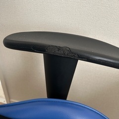 杉無垢の電動昇降デスクと椅子のセットの画像