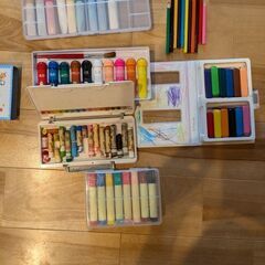 無料でお譲りします　中古　幼児用マーカー、絵の具等画材　の画像