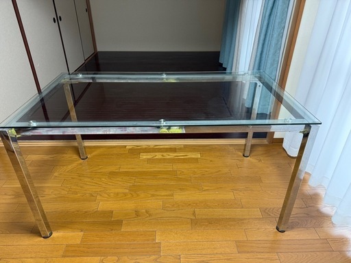 ガラス製ダイニングテーブル