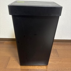 使用期間1年⭐︎蓋が自動開閉　ゴミ箱　EKO 　30L ブラックの画像