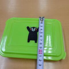 くまもん 小皿2枚 タッパー1つの画像