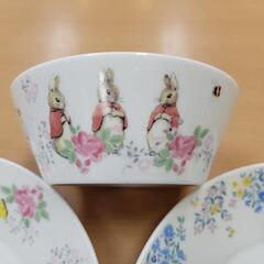 ピーターラビット 大皿2枚 サラダボウル1つ、マグカップ1つの画像