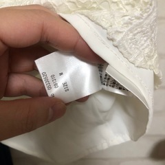 白トップス、ロングパンツの画像