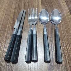 ブラックハンドル付きカトラリーセット(2人分)
