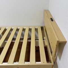 【取引中】天然木パイン　宮棚、コンセントつきシングルベットの画像