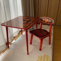 幼児用テーブルと椅子の画像